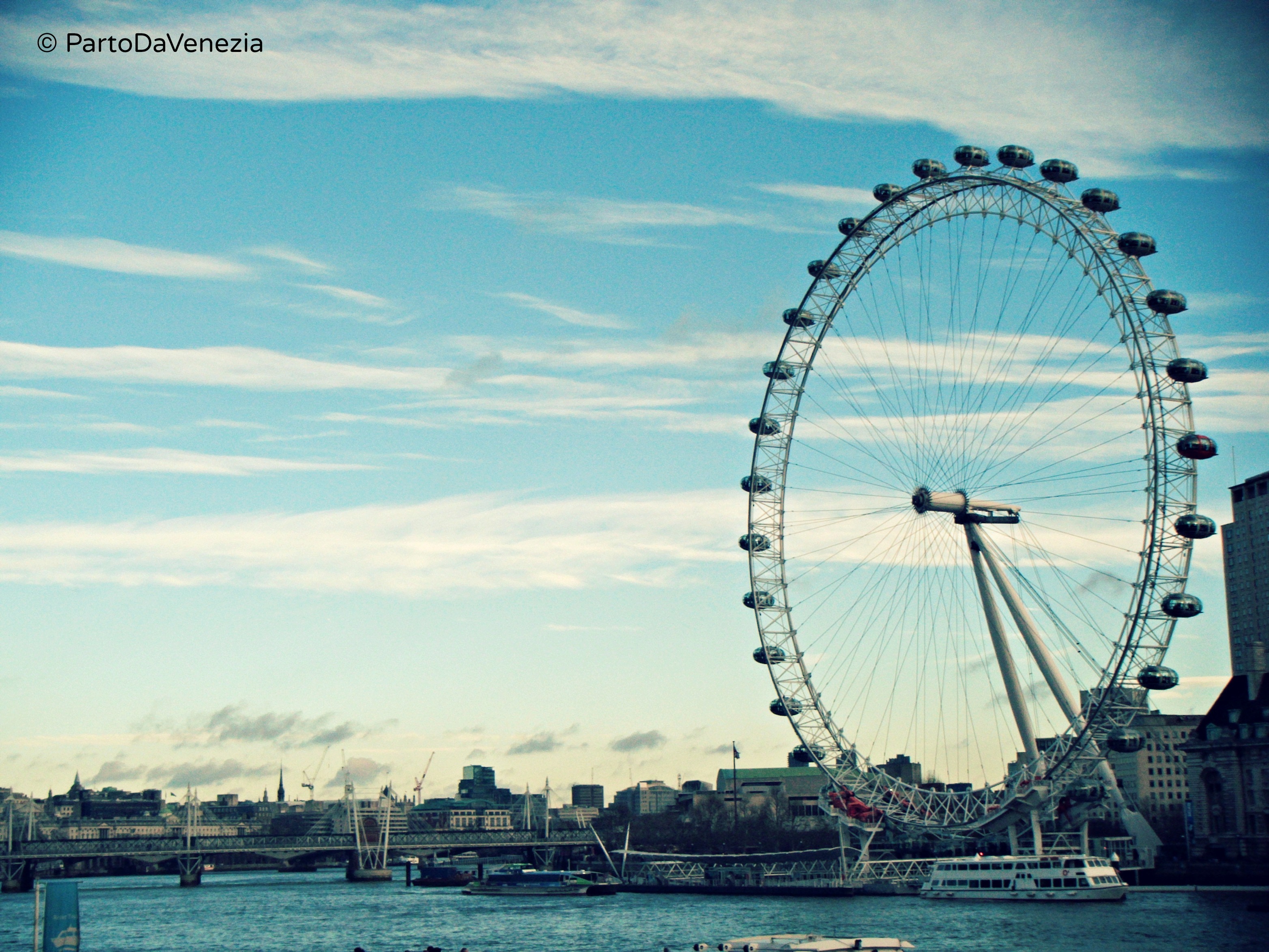 Salire sul London Eye di notte